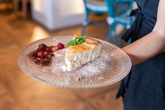 Sernik na Zimno z Mascarpone – Przepis na Idealny Deser Bez Pieczenia!